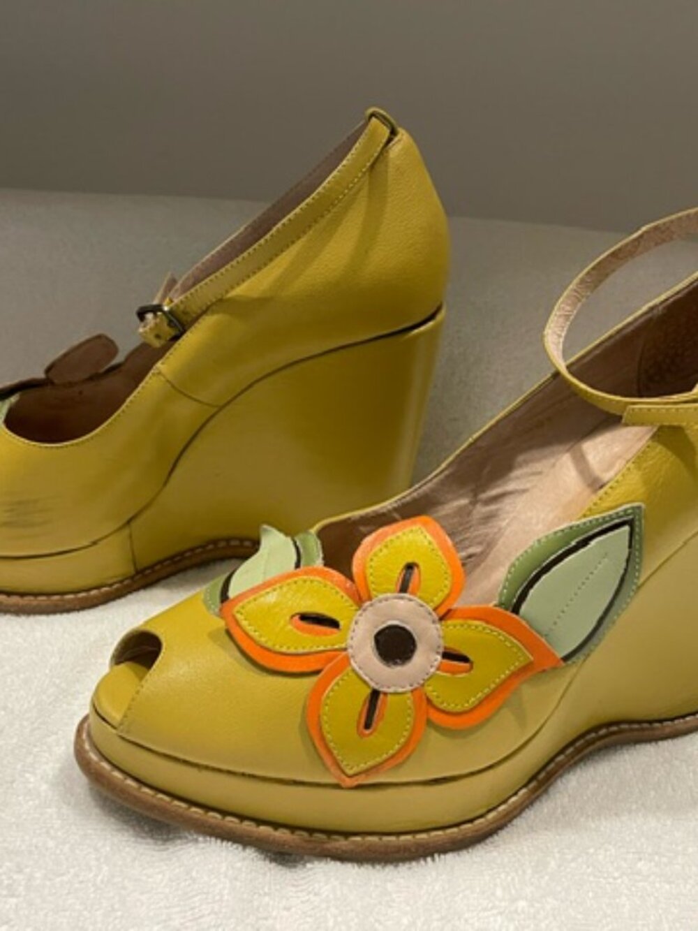 NYLA bright yellow Leather Peep-toe Wedges - size 7.5B w/flower SO CUTE!!!!!!